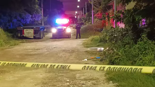 Abandonan restos humanos en una maleta en una zona irregular de Cancún.