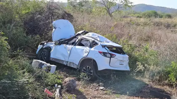 Un vehículo volcó en la carretera Mérida-Campeche, kilómetro 70, durante la madrugada del sábado