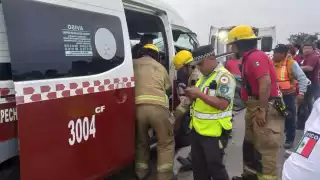 Confirman 10 lesionados tras choque de combi y camioneta en Tenabo