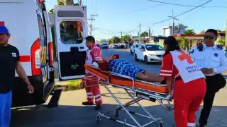 Conductora impacta a personas de la tercera edad