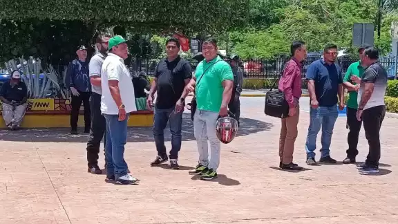 José del Carmen Urueta Moha, secretario general del Sutpmidec, lideró la reunión con funcionarios municipales. José del Carmen Urueta Moha, secretario general del Sutpmidec, lideró la reunión con funcionarios municipales.