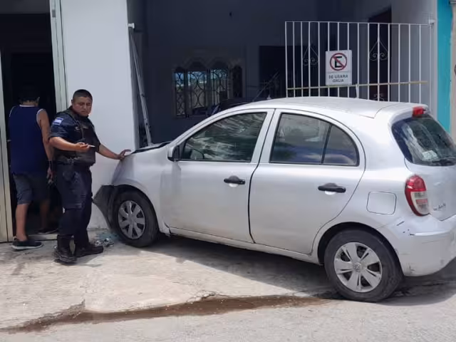 Una mujer y su hija se estrellaron contra un domicilio en la colonia Ampliación Bellavista.