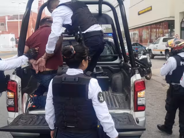 Un hombre enfrentó a otro por una deuda de dinero, desatando una pelea en la vía pública