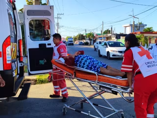 Conductora en Chetumal impacta a personas de la tercera edad.