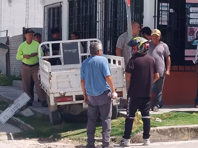 Motocarro choca camioneta en Candelaria y huye: casi atropella a la dueña