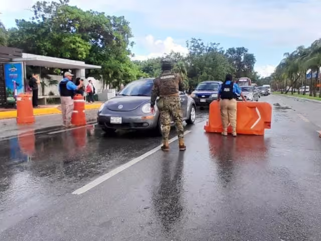 El delincuente utilizó un vehículo robado de Uber para infiltrarse en al centro de hospedaje.