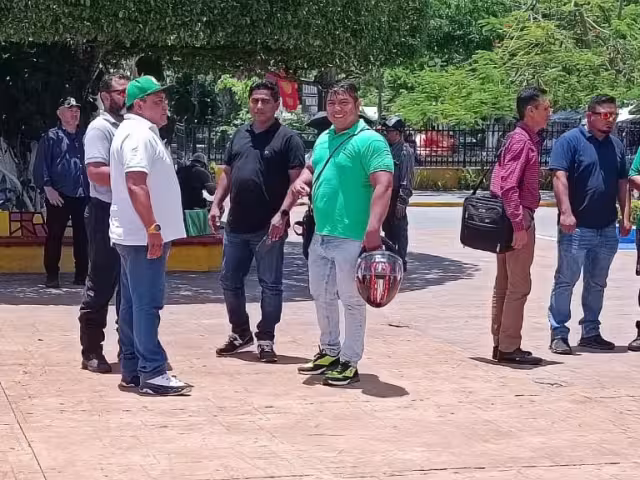 José del Carmen Urueta Moha, secretario general del Sutpmidec, lideró la reunión con funcionarios municipales.