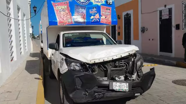 Aparatoso choque entre camioneta de carga y autobús en el barrio de Santa Ana.