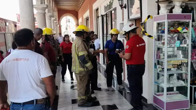 Explosión por cortocircuito en restaurante moviliza cuerpos de emergencia