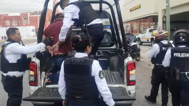 Un hombre enfrentó a otro por una deuda de dinero, desatando una pelea en la vía pública