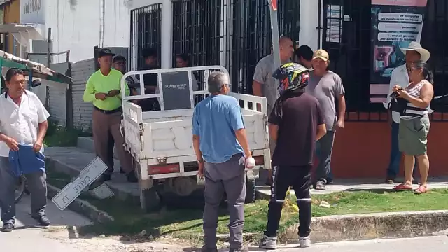Motocarro choca camioneta en Candelaria y huye: casi atropella a la dueña