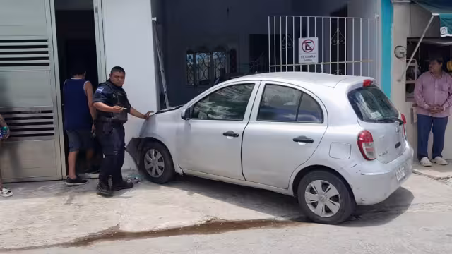 Una mujer y su hija se estrellaron contra un domicilio en la colonia Ampliación Bellavista.
