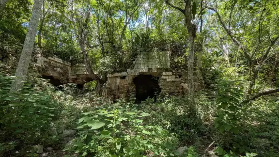El lugar presenta un fuerte deterioro debido a la erosión y al saqueo histórico El lugar presenta un fuerte deterioro debido a la erosión y al saqueo histórico