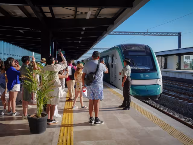 El ferroviario ha superando los vuelos que llegan al Aeropuerto Internacional de la ciudad capital