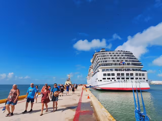 Yucatán recibe al crucero Carnival Miracle.