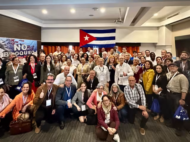 Cubanos en México se manifiestan contra el bloqueo de EEUU