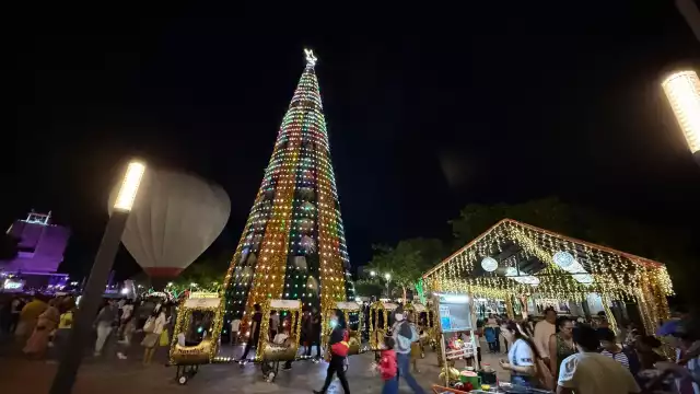 El árbol de Navidad es un símbolo central de las festividades decembrinas que evoca diversos significados y tradiciones