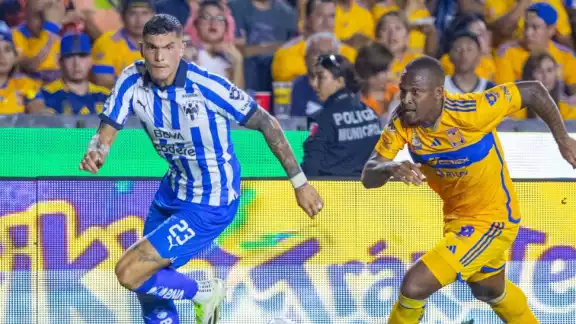 Brandon Vázquez y Samir Caetano disputan el esférico en el Clásico Regio de Ida