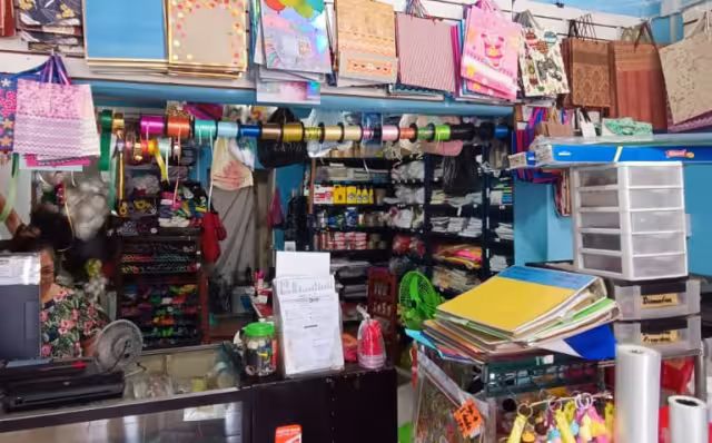 Los comerciantes del rubro recordaron que estos cambios han sucedido desde que comenzó el año, sobre todo en artículos como libretas y mochilas.