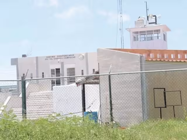 El hoy occiso, apodado “El Federal”, fue atacado brutalmente con un objeto filoso y otro contundente; hasta ahora ninguna autoridad ha hecho declaraciones