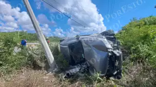 Accidente en carretera de Tulum: Conductor pierde el control de su vehículo   y termina estrellado contra un poste