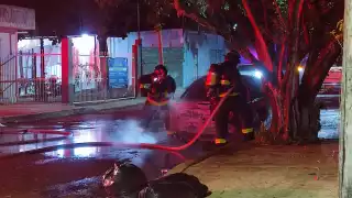 Incendian un vehículo en la Colonia Ejido de Playa del Carmen
