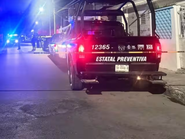 En uno de los hechos, los responsables lanzaron un artefacto incendiario, pero no detonó; regresaron horas más tarde