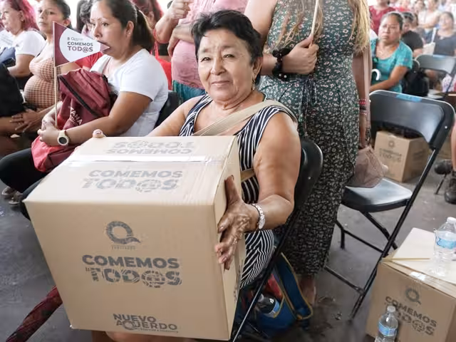 En la entidad, suman 57 mil favorecidos con la entrega de una tarjeta por mil 420 pesos para productos de la canasta básica.