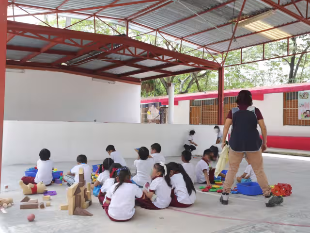 En el kínder “Xel-Há”, de la Región 96, los pequeños realizan actividades al aire libre, siempre debajo del domo