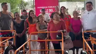 Gobernadora de Quintana Roo hace entrega de once triciclos a vecinos de Cozumel