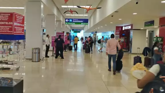 Un vuelo se retrasó y otro se canceló, ambos internacionales Un vuelo se retrasó y otro se canceló, ambos internacionales