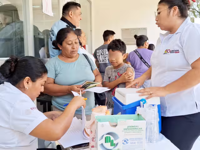 La jornada cuenta con aproximadamente 600 dosis para estudiantes de diversas escuelas. Es necesario presentar un consentimiento firmado por los tutores