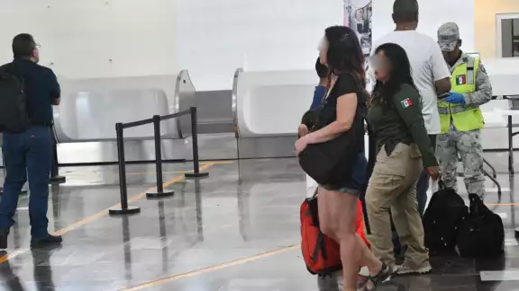 Una extranjera fue asegurada por el INM en el Aeropuerto Internacional de Campeche mientras intentaba abordar un vuelo a la Ciudad de México. Una extranjera fue asegurada por el INM en el Aeropuerto Internacional de Campeche mientras intentaba abordar un vuelo a la Ciudad de México.