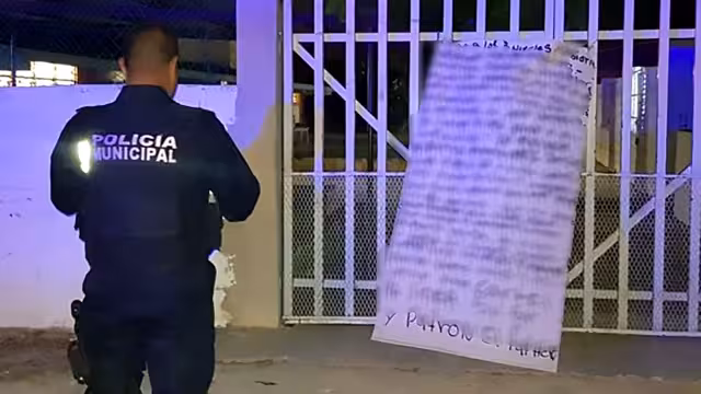 Reclaman colocación de mantas intimidantes en planteles; temen por la integridad de los estudiantes