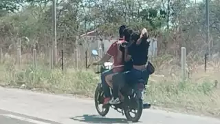 Jóvenes circulan en moto, sin casco y con exceso de pasajeros en Champotón, alertan vecinos