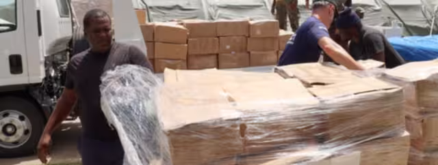 El Programa Mundial de Alimentos de la ONU distribuye cajas de comida a afectados por el Huracán Beryl en islas del Caribe