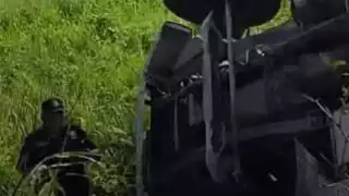 Rapiñan camión de abarrotes que volcó en la carretera de Kantunil a Holcá 