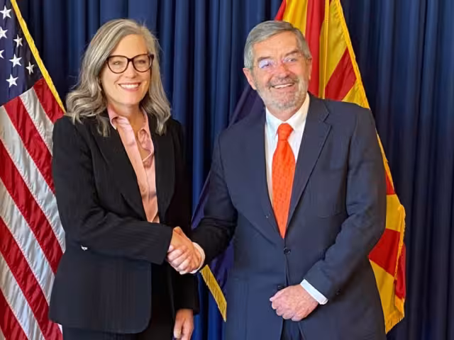 El canciller Juan Ramón de la Fuente se reunió en Arizona con la goibernadora Katie Hobbs