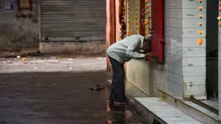 Hallan muerto a un hombre en estado de ebriedad en gasolinería de Ecatepec