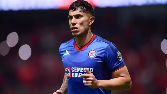 Salcedo se mantiene como jugador del Cruz Azul