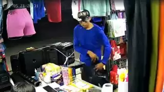 Robo captado en cámara: Sujeto asalta a mujer dentro de una tienda de ropa de Paraíso Maya en Cancún