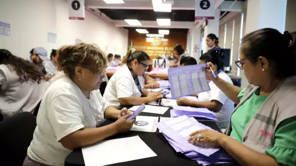 Anoche, en los cuatro distritos del Instituto Nacional Electoral se contabilizaban los sufragios de los comicios