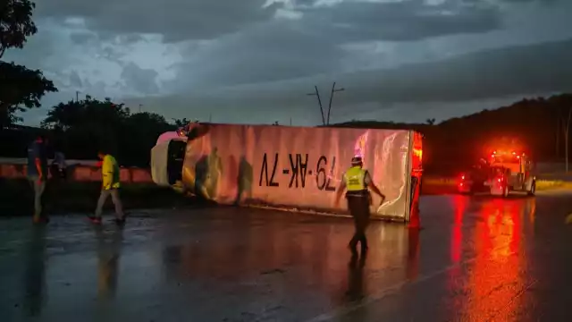 Tráiler de Yakult volcó sobre la autopista Campeche–Champotón tras evitar chocar con un vehículo.