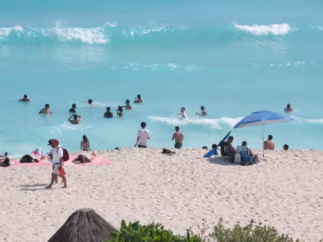 Desde temprano acudieron vacacionistas a la zona hotelera, donde colocaron banderas preventivas en los balnearios