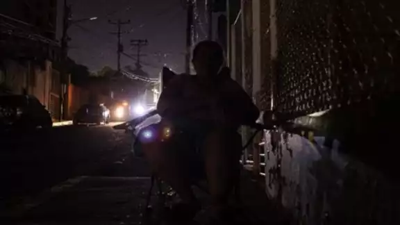 venezuela vive un apagón másivo que incluye la capital, Caracas atribuído por el gobierno a un supuesto sabotaje