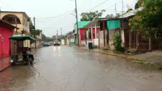Calles de Lázaro Cárdenas terminan inundadas tras intensas lluvias