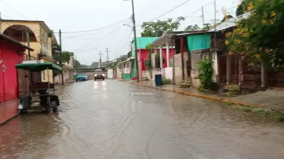 Se esperan lluvias muy fuertes con puntuales intensas acompañadas de actividad eléctrica, con ambiente muy caluroso