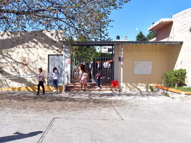Padres exigen infraestructura escolar ante Ola de Calor