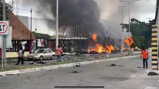 Desde las alturas, captan voraz incendio que arrasó con palapas en Campeche: VIDEO