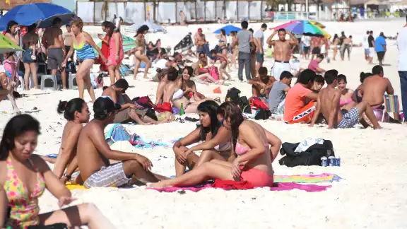 Aumentan las advertencias para vacacionistas en México por la temporada de Spring Break; 30 de 32 entidades en observación